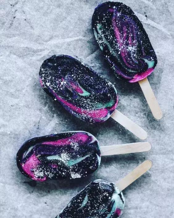 一沙一宇宙一叶一菩提,一花一世界一沙一天堂下句