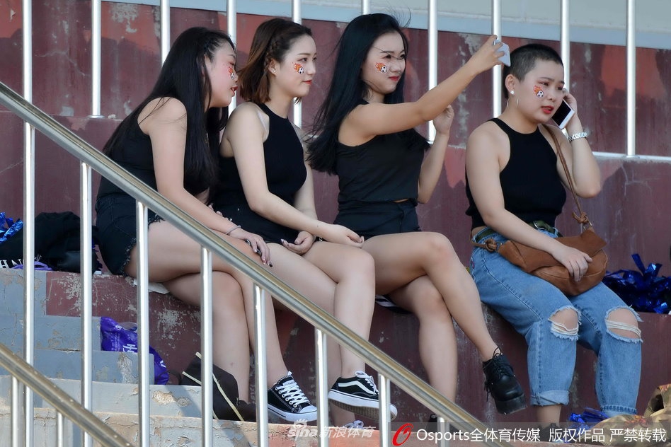 玉腿如林！足协杯看台美女狂秀腿