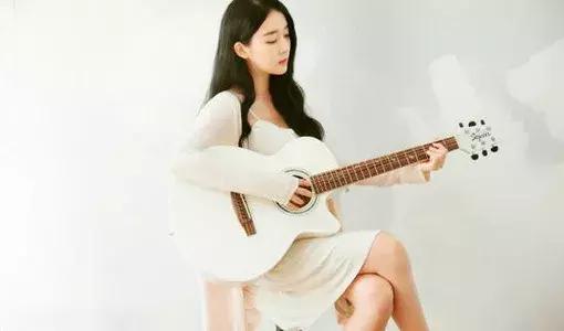 小学生初学吉他买什么吉他好,女生吉他初学者适合什么曲目