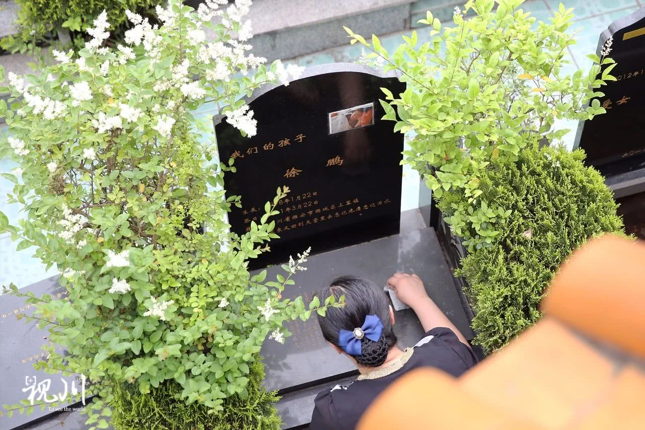 气球葬礼母亲,气球墓园