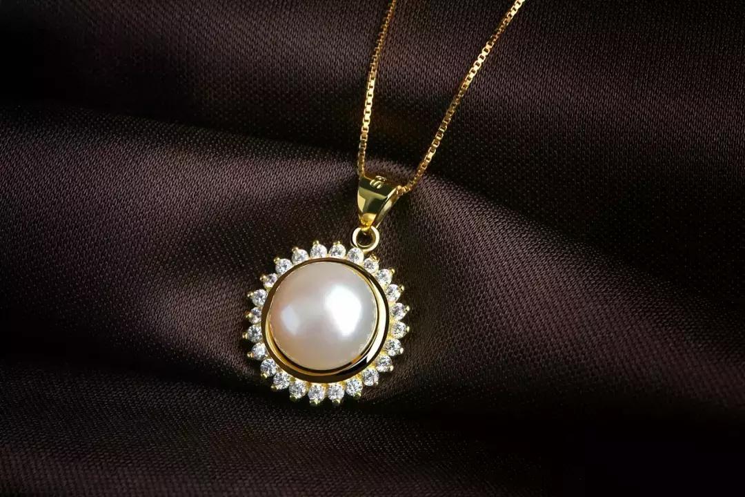 真正的珍珠耳环不变色,珍珠佩戴后变得更有光泽了