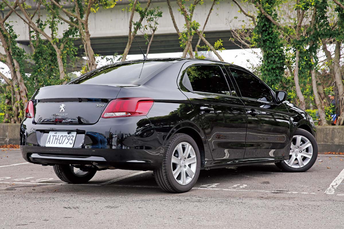 标致3012016款1.6l自动尊重版,标致301是入门车吗