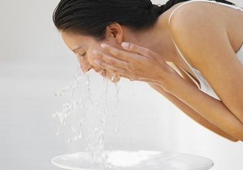 四个小窍门拒绝水肿脸,有什么快速去脸水肿的办法