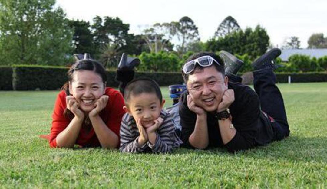 于谦与小10岁娇妻罕见同框,于谦与妻子的合影照