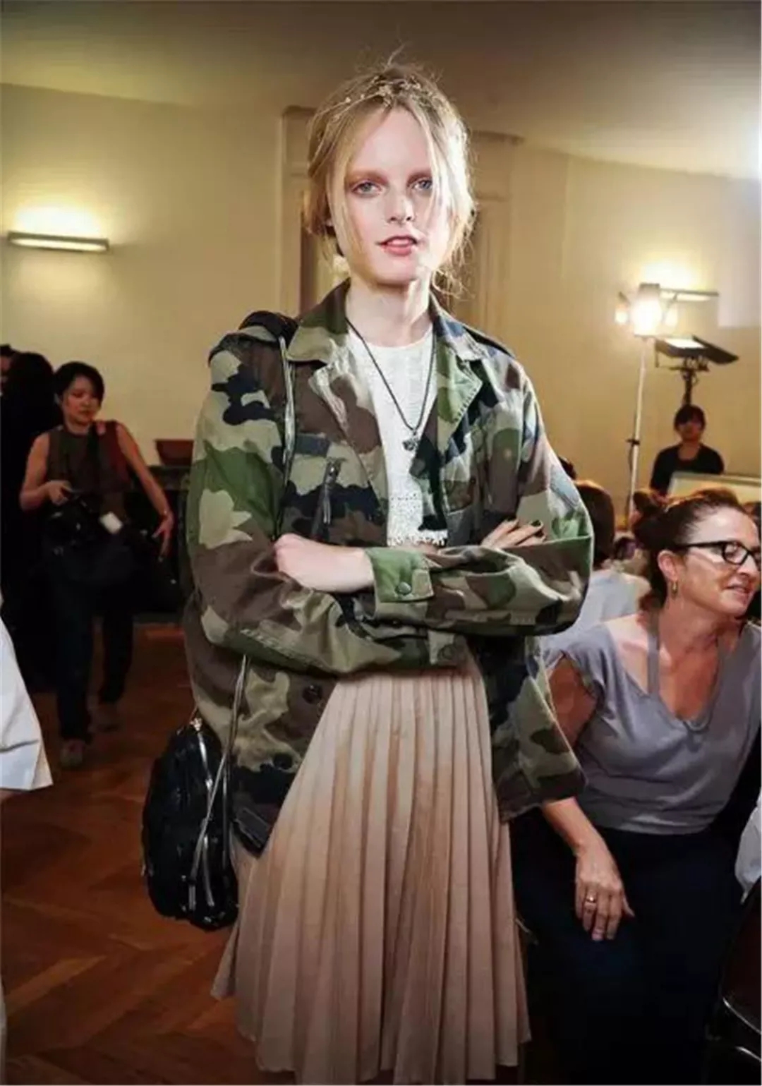 女生秋冬季迷彩外套搭配,好看迷彩服女外套