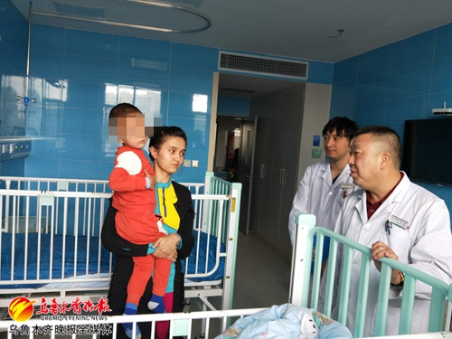 家长们要警醒！这个4岁娃玩耍时吃干果，不慎将干果粒吸入气管