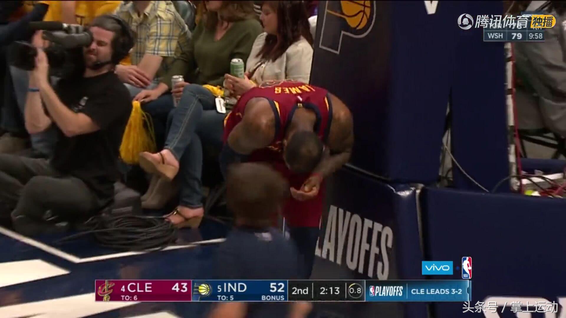 詹姆斯肘击对手致其出血遭驱逐,詹姆斯被肘到眼角出血