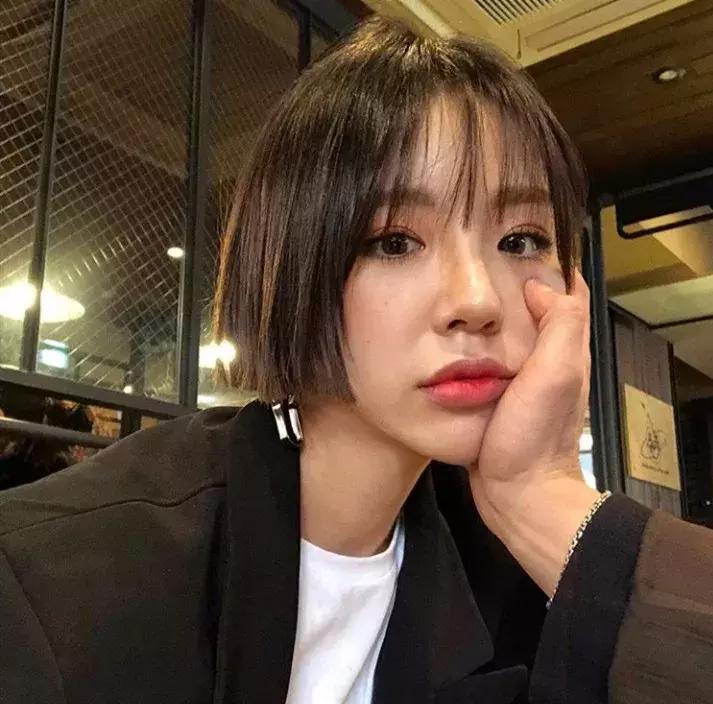 适合圆脸的短发烫发造型最新款,适合圆脸的短发胖女孩