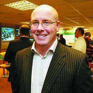 弄垮一家200多年的银行只需要不到2年时间，这个人还能写书获利