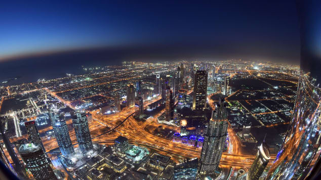 世界最高楼迪拜哈利法塔视频,在世界上最高的塔上