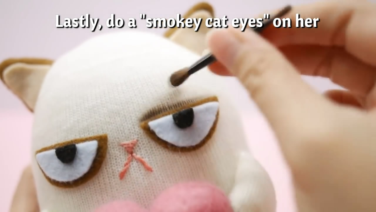 猫袜子怎么做又简单又漂亮,怎么用袜子做小猫