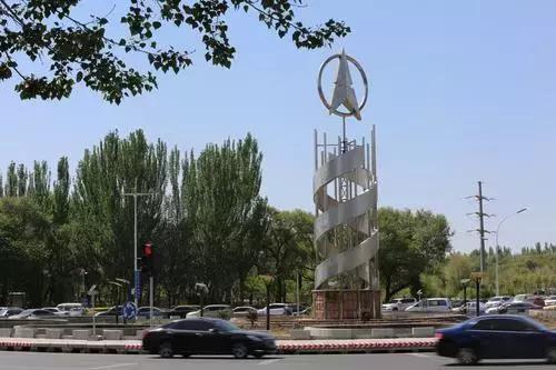 别了!包头极具地标性的雕塑之一北方奔驰“旋律”