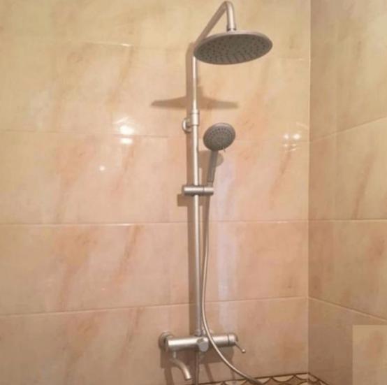 家里花洒出水小怎么办,花洒喷头堵了用什么能清理干净