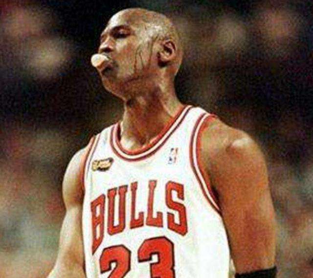 足球运动员身体素质跟普通人比,足球运动员为什么在草坪上吐痰