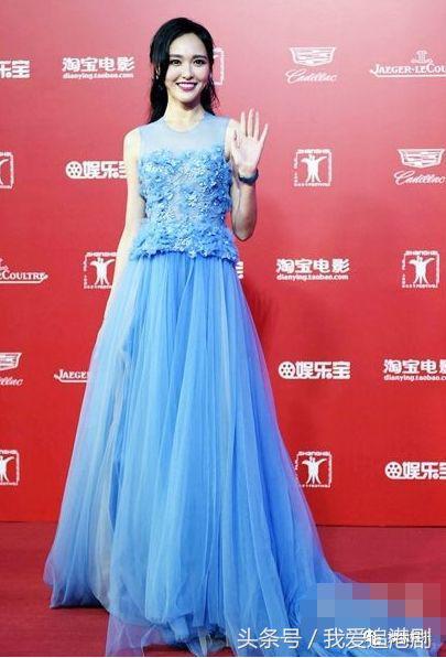 张钧甯被鱼尾裙坑了？她身上这条美上热搜的礼服裙被质疑是山寨的