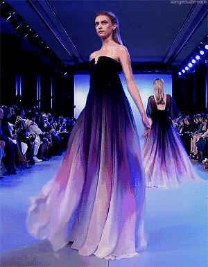 张钧甯被鱼尾裙坑了？她身上这条美上热搜的礼服裙被质疑是山寨的