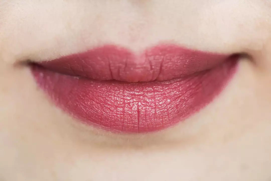 两支口红混搭怎么涂,两支口红怎么弄成一支