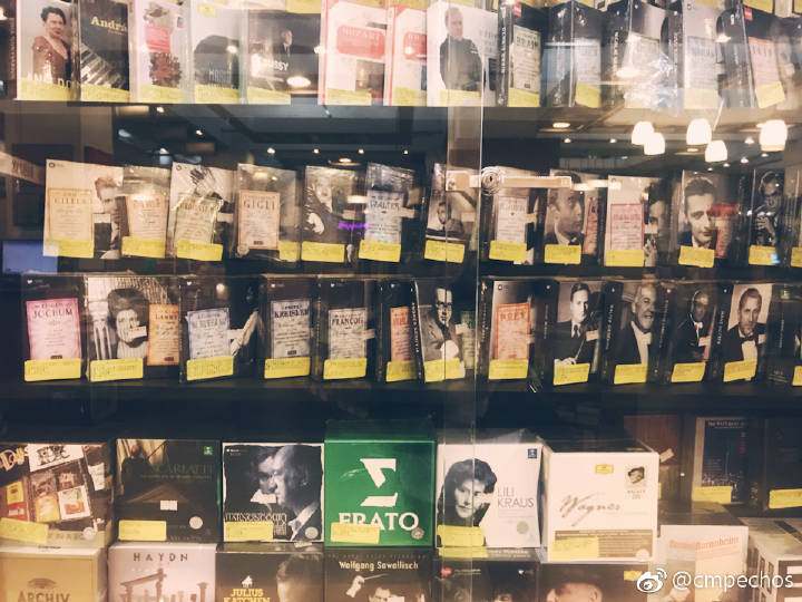 除了在杏花楼排网红青团，这条路还有上海最大书城和老爵士