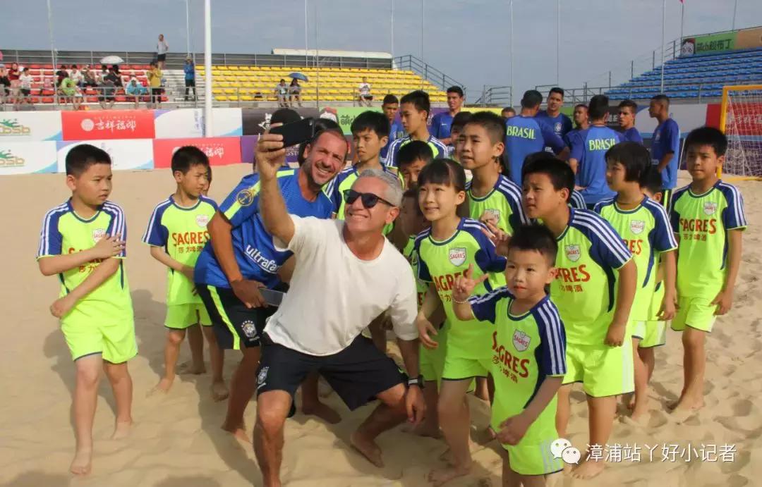 漳浦丫好小记者直击2018国际沙滩足球训练赛现场之球童互动