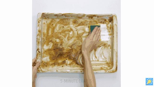 油烟机里喷点它污垢自动掉下来,怎样去除油烟机污垢的快速方法