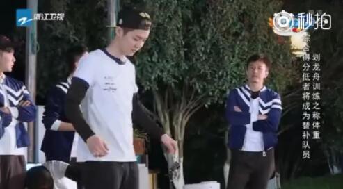 鹿晗今年多少岁关晓彤今年多少岁,鹿晗体重多少公斤