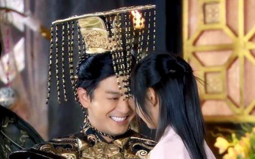 此人生下来天生异相，相士都说：此乃龙颜，多年后他真的当了皇帝