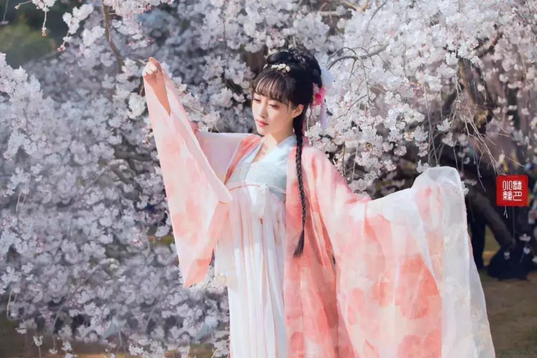 华丽汉服在外国街头惊艳外国人,中国汉服小姐姐美到哭了