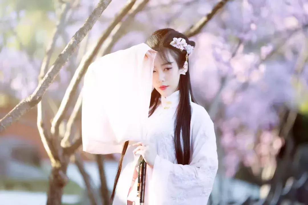 中国姑娘汉服惊呆外国人视频,中国姑娘在国外街头穿汉服惊艳了