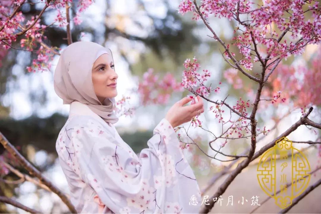 华丽汉服在外国街头惊艳外国人,中国汉服小姐姐美到哭了