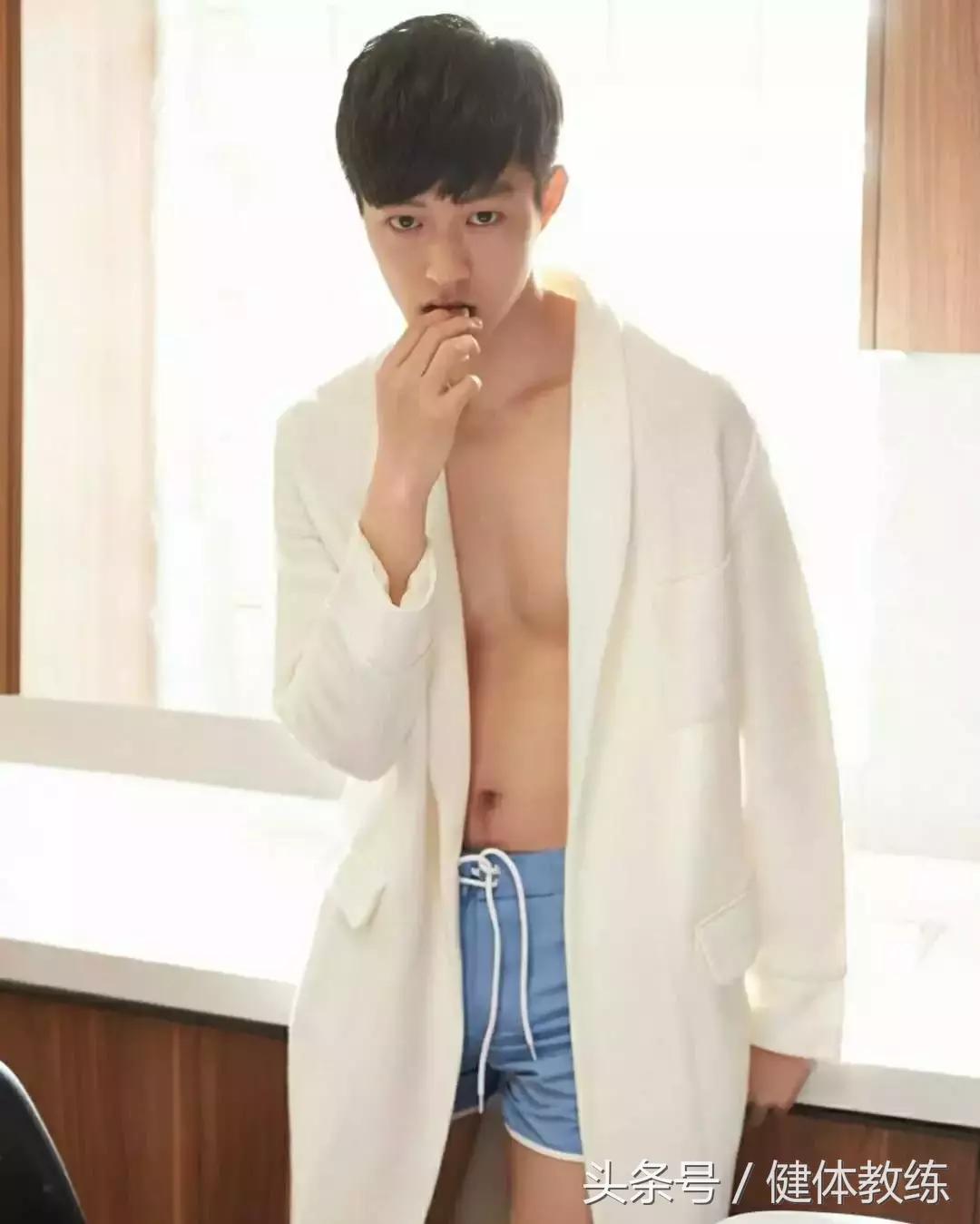 发现那个特别man体育生室友，竟然是Gay是什么体验？