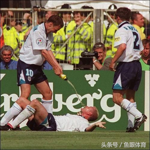 足球场上的催人泪下的瞬间,足球赛场十大感人时刻