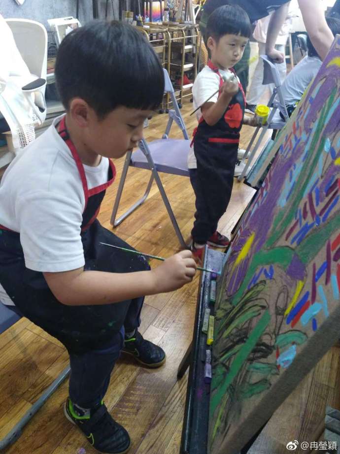 胖轩用一支铅笔就画活了狮子，网友却说他的发型亮了