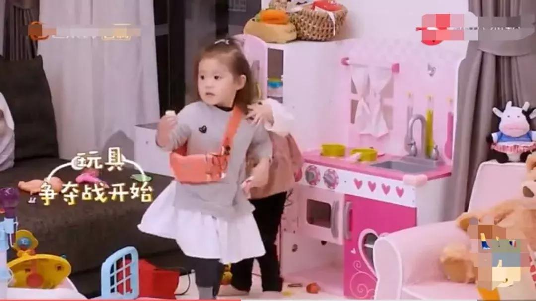 孩子抢玩具要不要指责,当孩子抢玩具时家长如何正确引导