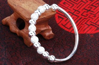 银针试毒亲人换血,银针验饭菜里面的毒电视剧