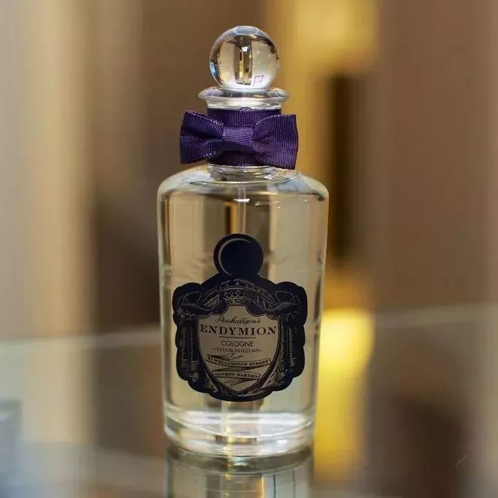 女人身上的香水味是什么很好闻 (你身上有他的香水味但没有我的贵)