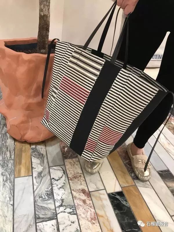 读者来稿儿童版,60来岁妈妈穿什么颜色的衣服好