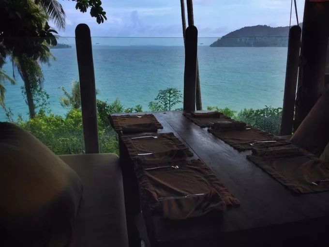 衣冠不整恕不招待厨师,衣冠不整不让进的饭店