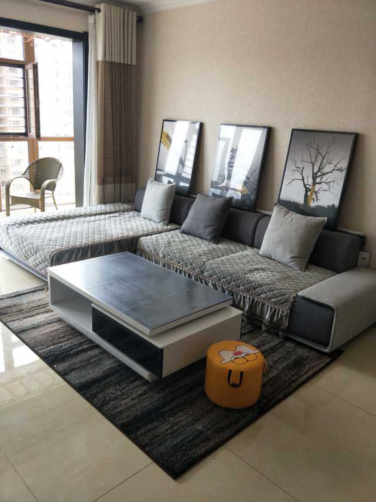 自己装新房，沙发太大只能对着卧室门，有没有办法改变？