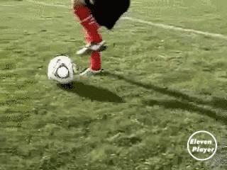 如何教零基础小孩子踢球,小孩练足球基本功多久踢球