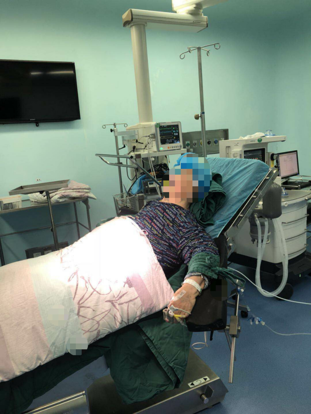 84岁老人局部麻醉坐着开膛破肚做肠梗阻手术是一种什么体验？