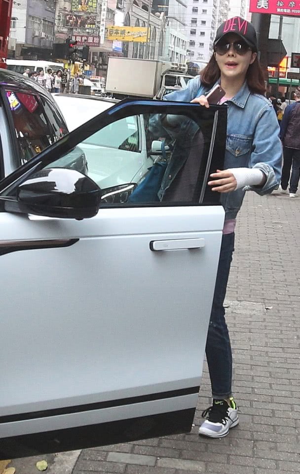 熊黛林产后首次公开亮相,熊黛林产后外出就医