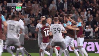 博格巴进球被拦,博格巴被犯规起来直接长传