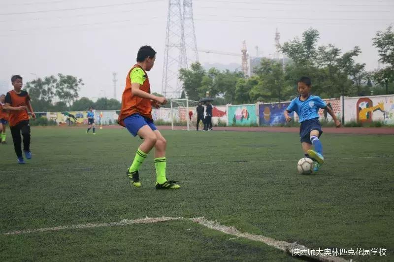 校园足球雨中竞技友谊比赛满堂喝彩