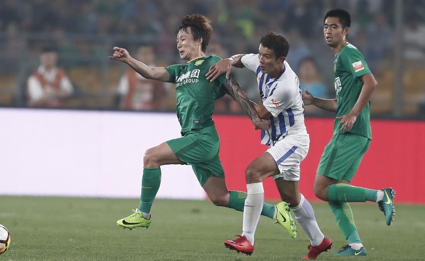 国安赛后与裁判冲突,国安球员怒围裁判视频