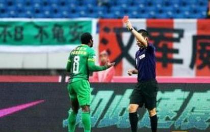 国安赛后与裁判冲突,国安球员怒围裁判视频