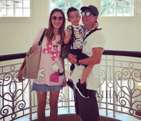 诺一现在这么接地气？才7岁的Grace就是铅笔腿！