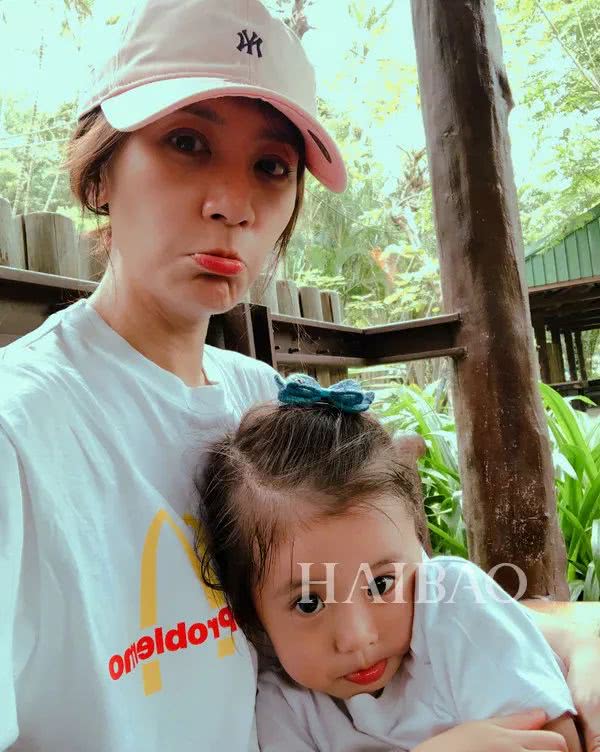 诺一现在这么接地气？才7岁的Grace就是铅笔腿！