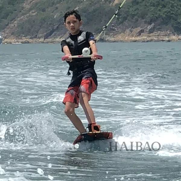 诺一现在这么接地气？才7岁的Grace就是铅笔腿！