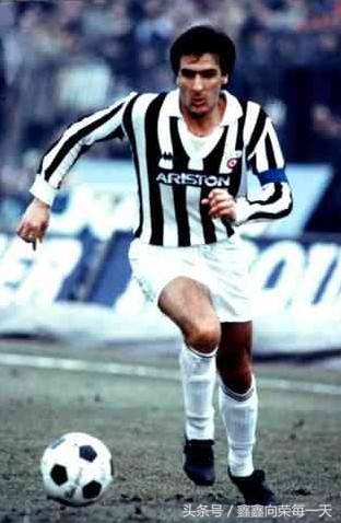 足球十大左脚球星排名,足球史上的10位最佳左后卫