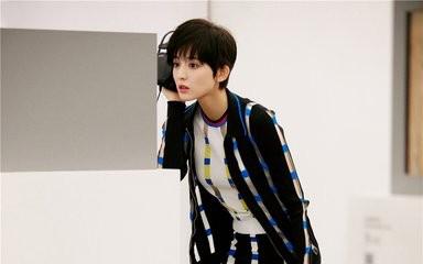 她的头发被狗啃了，但依旧好看！